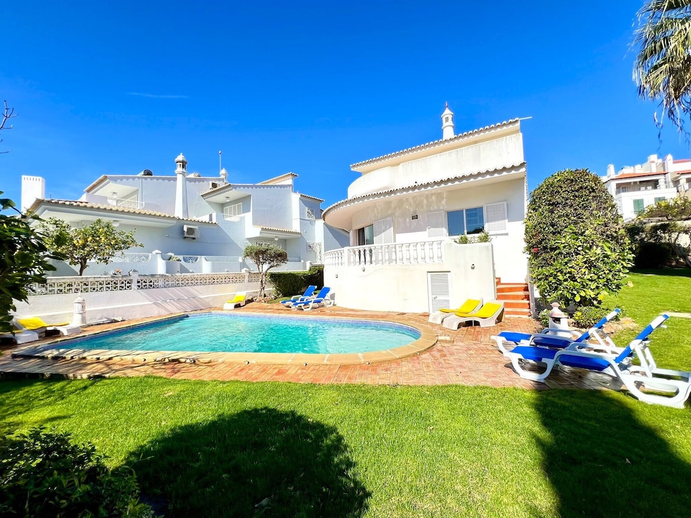 Vilamoura Brightness Villa With Pool by Homing — 4-Star Luxury Hotel in Vilamoura, Portugal