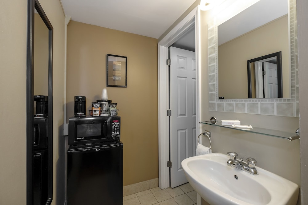Red Roof Inn & Suites Herkimer - photo 33