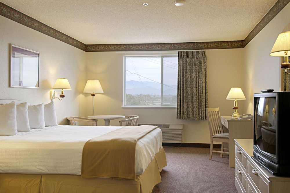 Holiday Inn Express Redding North by IHG - photo 22