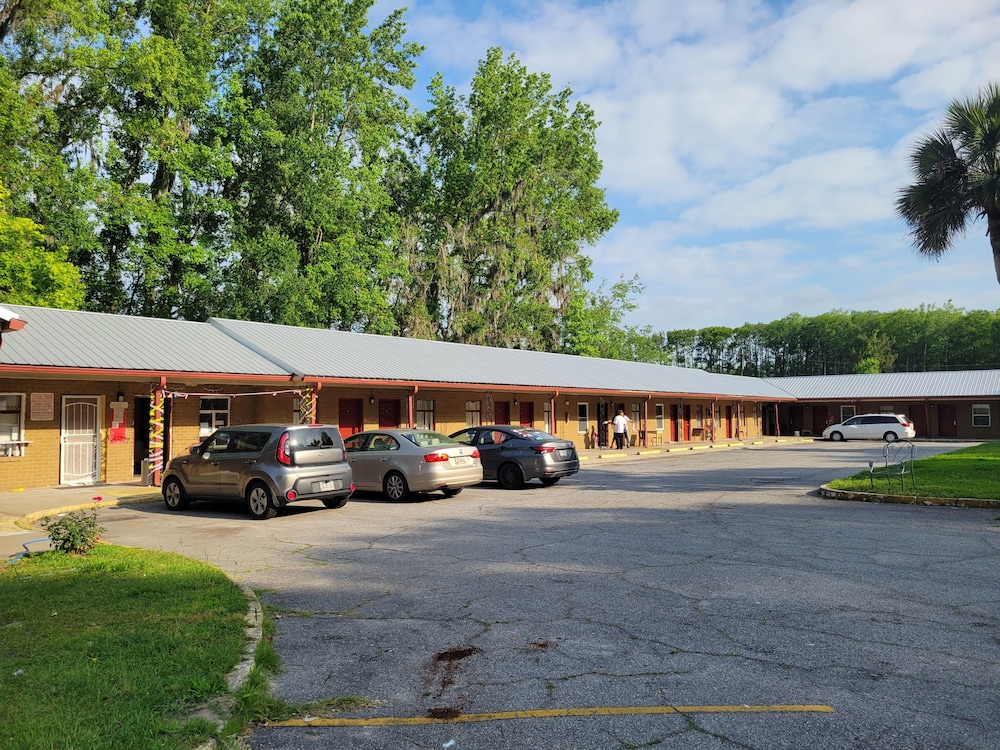 Harikrishna Midway Motel — Midway