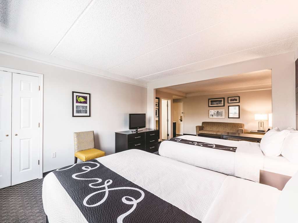 La Quinta Inn & Suites by Wyndham San Antonio Downtown - photo 20