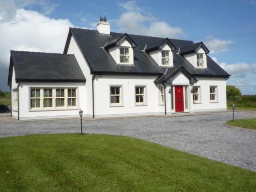 Derryleigh House Boherbue by Trident Holiday Homes — 4-Star Luxury Hotel in Cork, Republic of Ireland