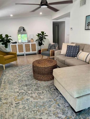 Styled Naples Home short bike ride to 5th Ave and Beach — 4-Star Luxury Hotel in Naples, United States