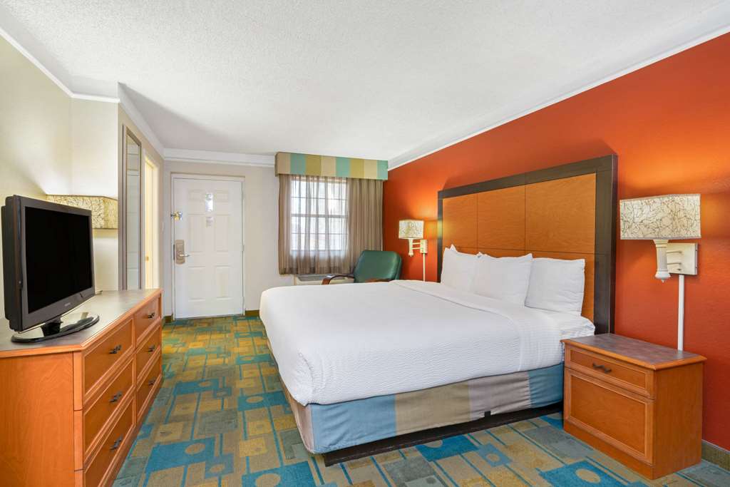 La Quinta Inn by Wyndham Phoenix Sky Harbor Airport - photo 28