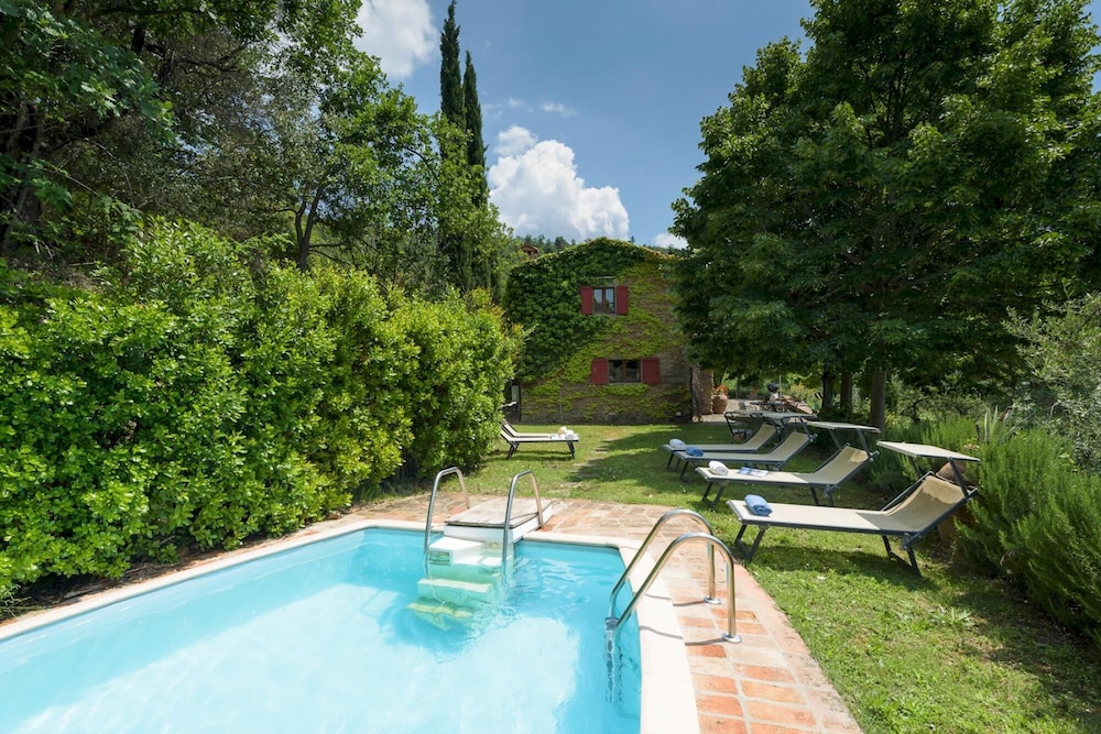 Le Volpaie 6&1 Emma Villas — 4-Star Luxury Hotel in Cortona, Italy