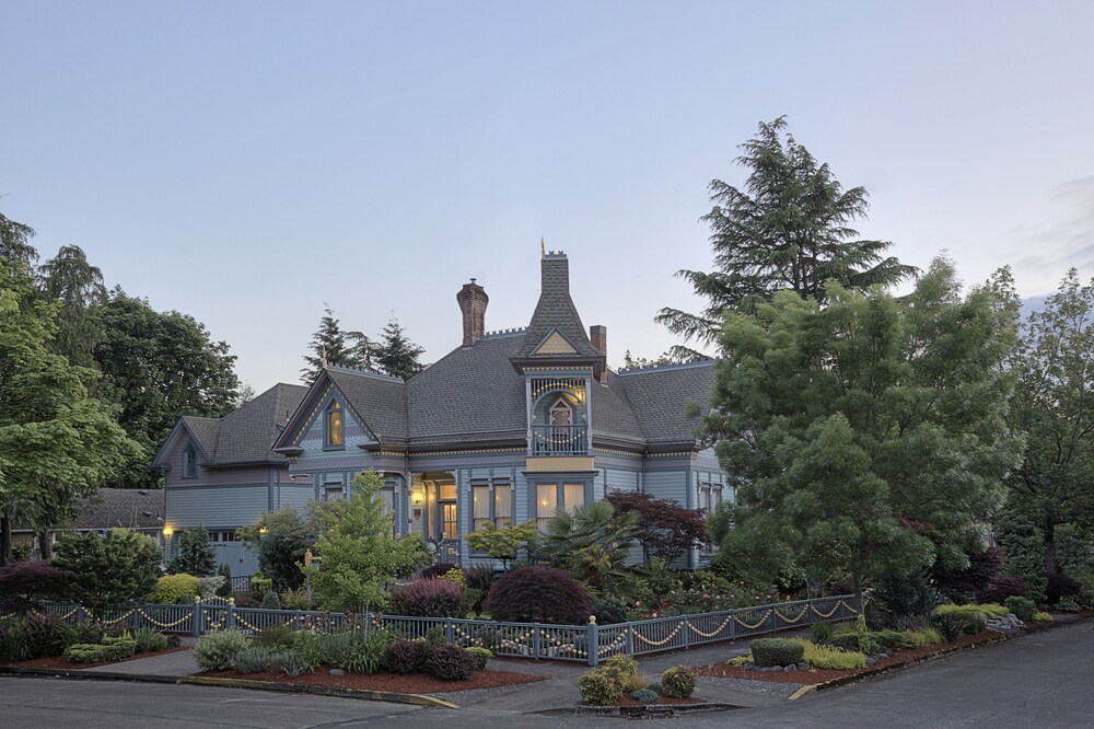 C Est La Vie Inn — Eugene