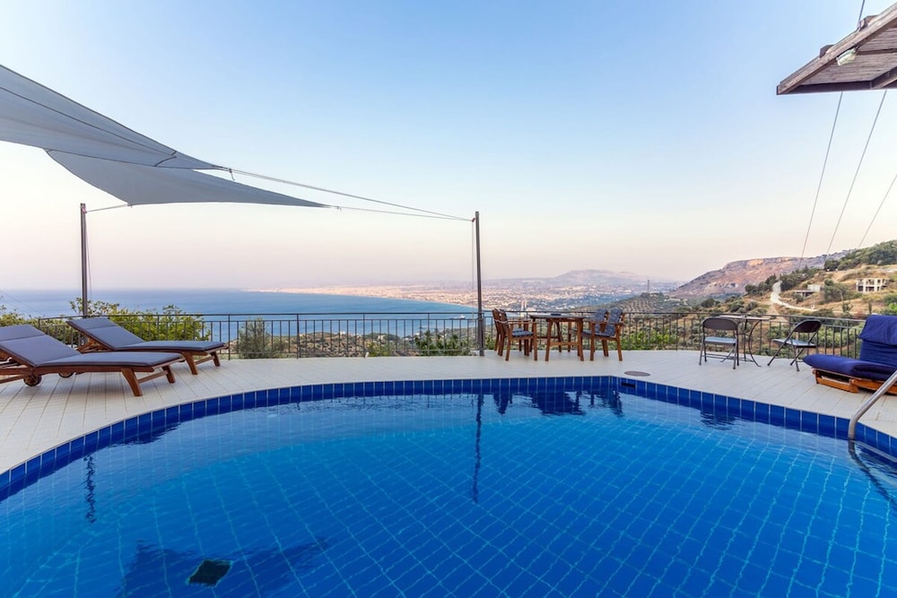 Villa Evakri With Private Swimming Pool BBQ — 4-Star Luxury Hotel in Palekastro, Greece