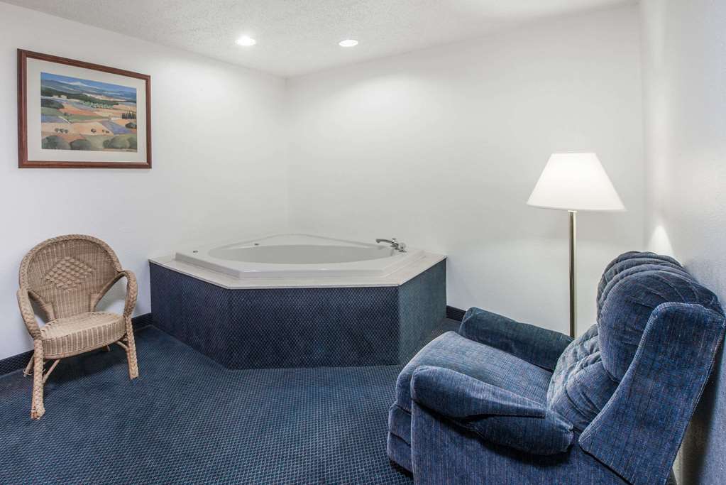 Days Inn by Wyndham Kingdom City - photo 8