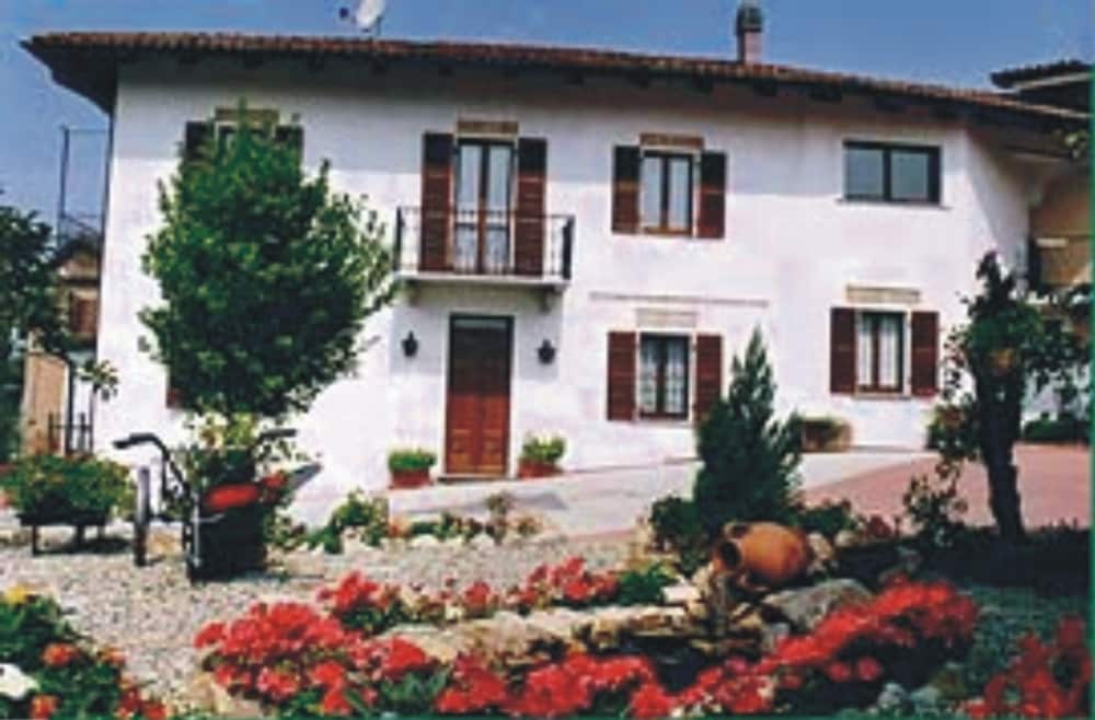 Il Grappolo — hotel in Mongardino