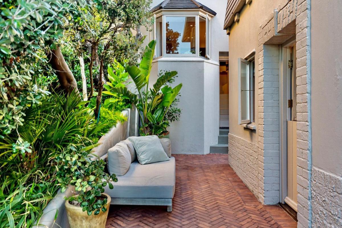 Bantry Bay Stylish Studio in Front Row Location