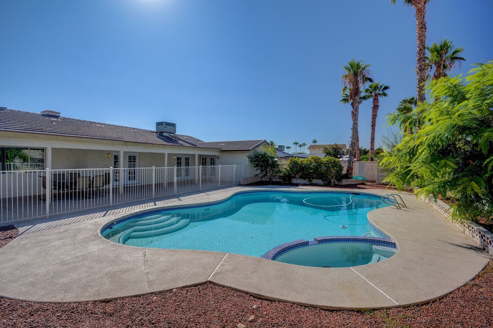 Luxurious 4BR House with Large Pool Near Strip — 4-Star Luxury Hotel in Las Vegas, United States