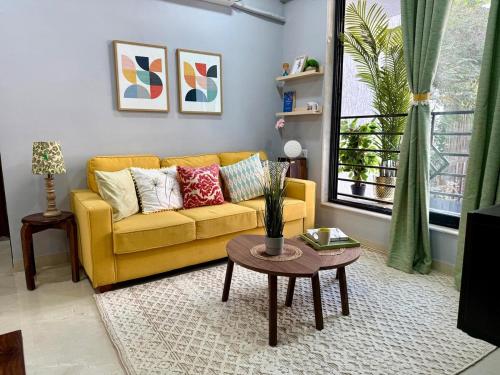 Modern 2 BR Bandra Trendy Location — 4-Star Luxury Hotel in Mumbai, India