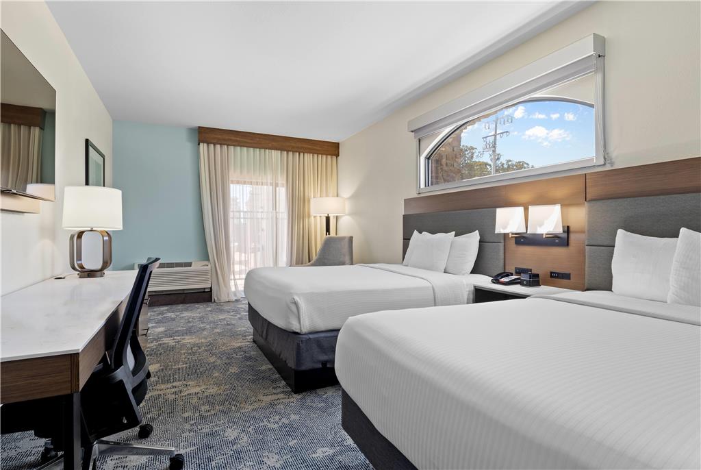 La Quinta Inn & Suites by Wyndham Santa Cruz - photo 36