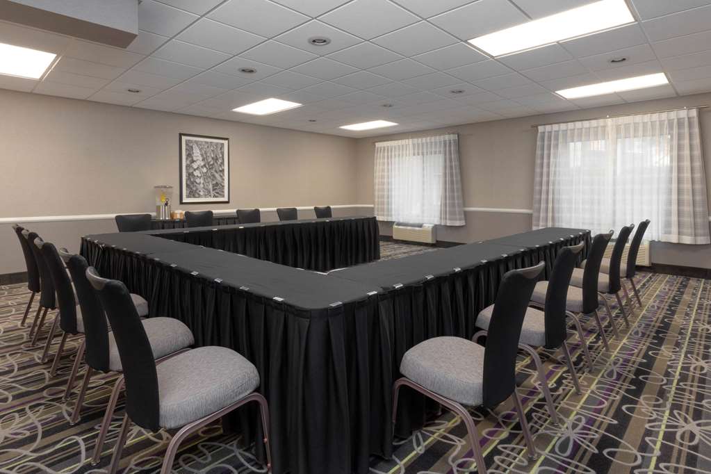 La Quinta Inn & Suites by Wyndham Clifton Rutherford - photo 30