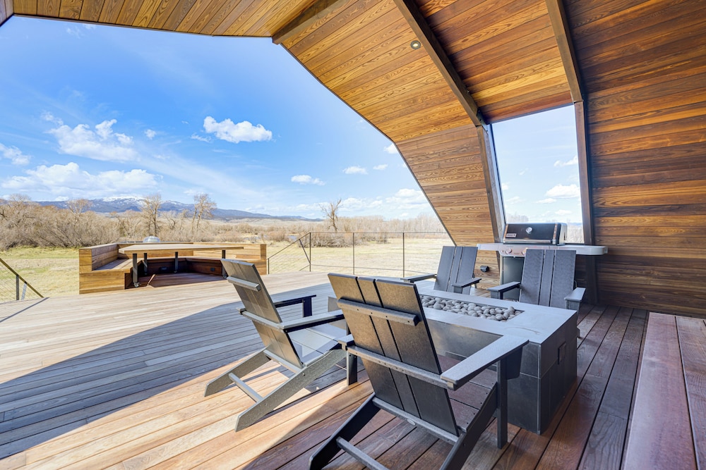 Riverfront Montana Retreat Deck Fire Pit & Pond — hotel in Whitehall