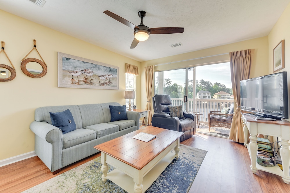 5 Mi to Beach: Myrtle Beach Condo w Pool Access — 4-Star Luxury Hotel in Myrtle Beach, United States