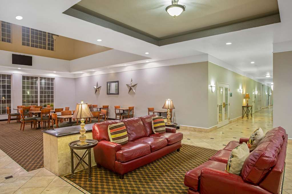 La Quinta Inn & Suites by Wyndham Belton Temple South - photo 2