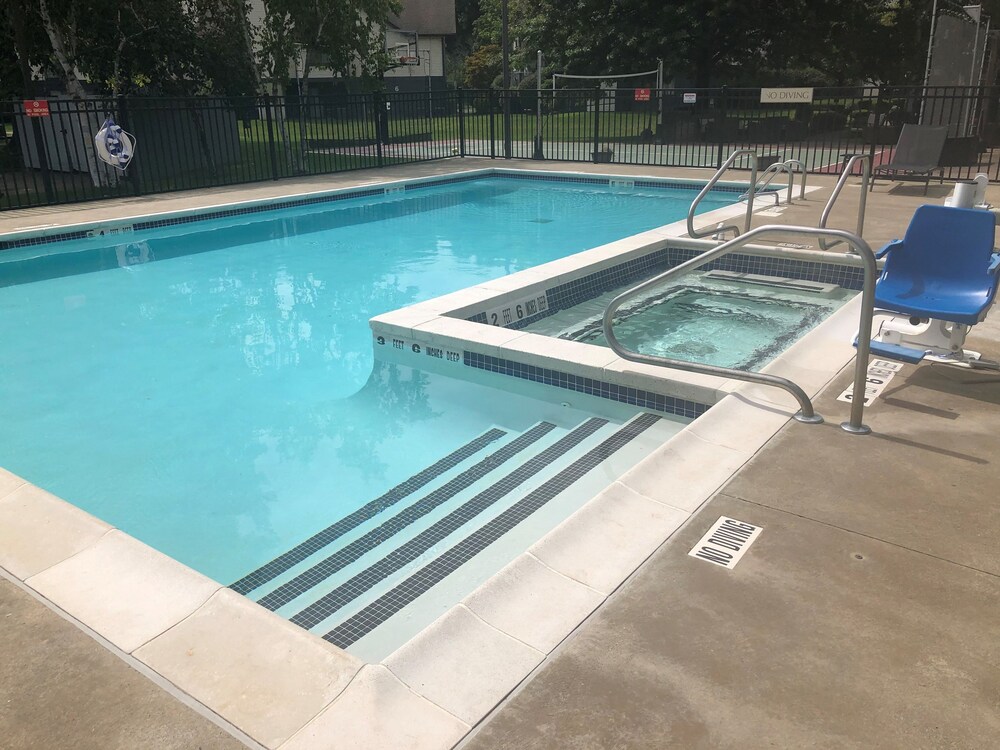 Albany Airport Inn and Suites - photo 24