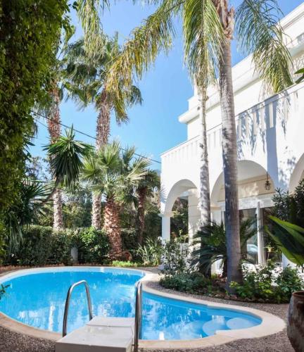 Stunning villa with private pool in Alimos Athens — 4-Star Luxury Hotel in Athens, Greece