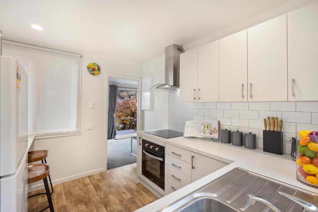 Central Cozy 3 Bedroom Home Free Wifi & Parking Flat Walk — 4-Star Luxury Hotel in Queenstown, New Zealand