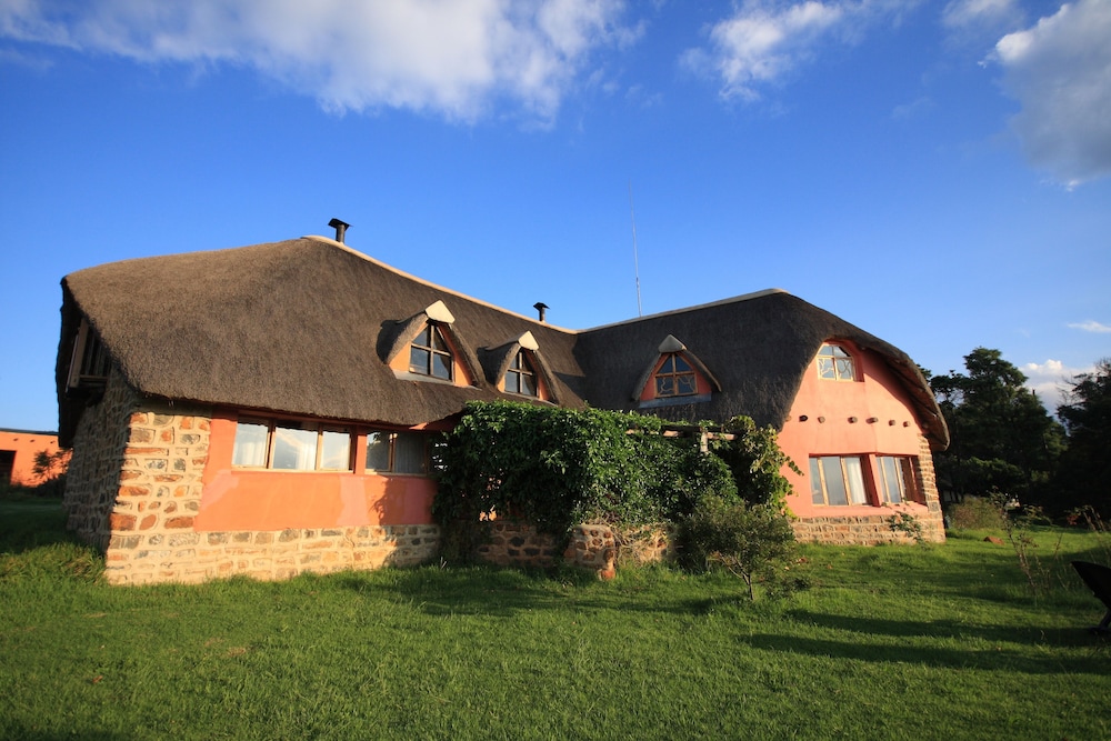 Antbear Drakensberg Lodge — 4-Star Luxury Hotel in Estcourt, South Africa