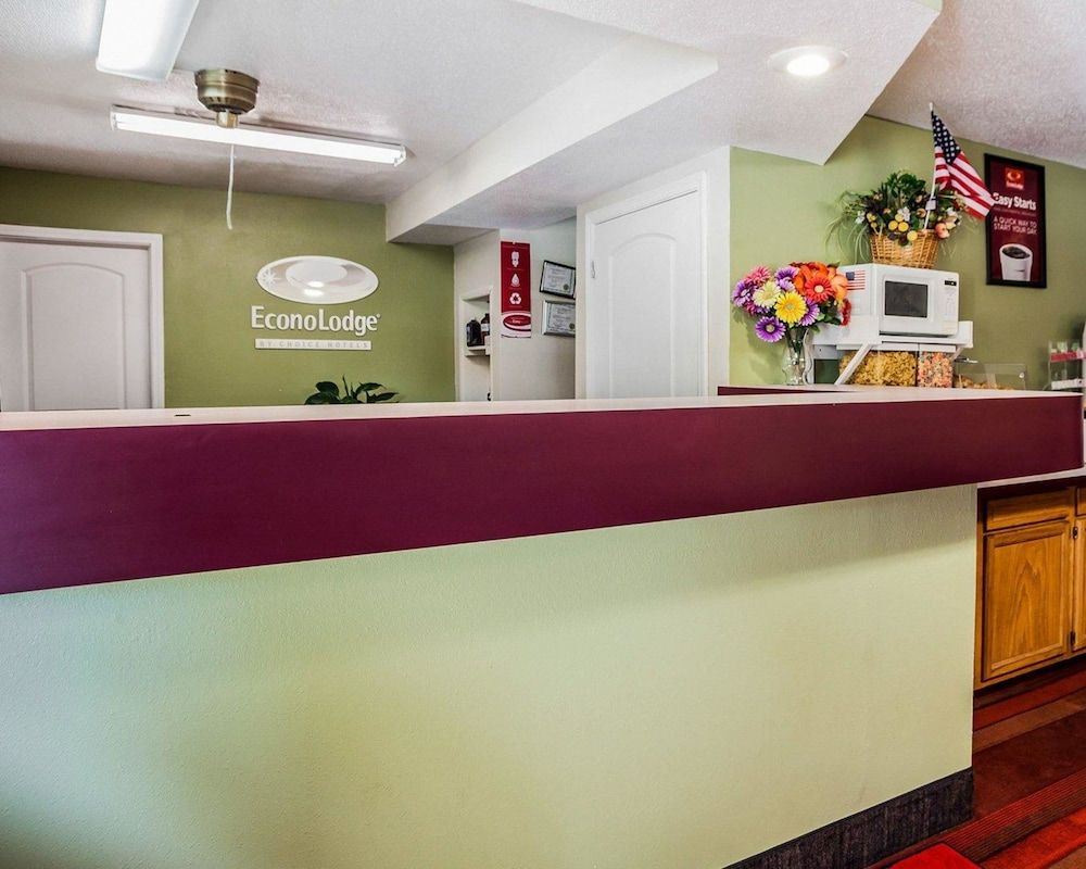 Econo Lodge Urbandale - photo 21