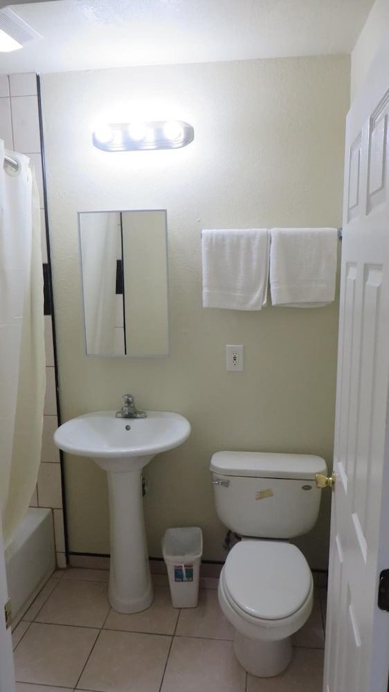 Castaway Motel - photo 15