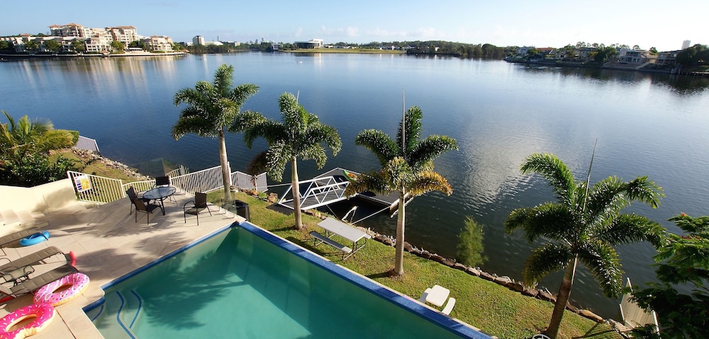 Lakehouse Family Oasis — 4-Star Luxury Hotel in Varsity Lakes, Australia