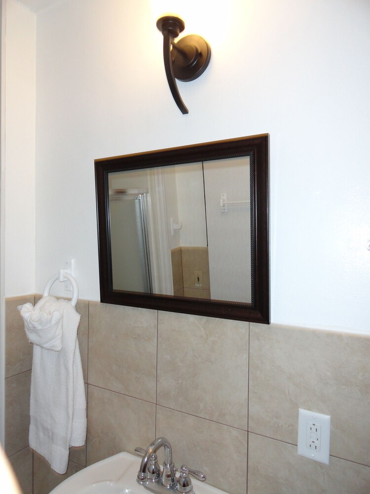 Elm Tree Motel - photo 12