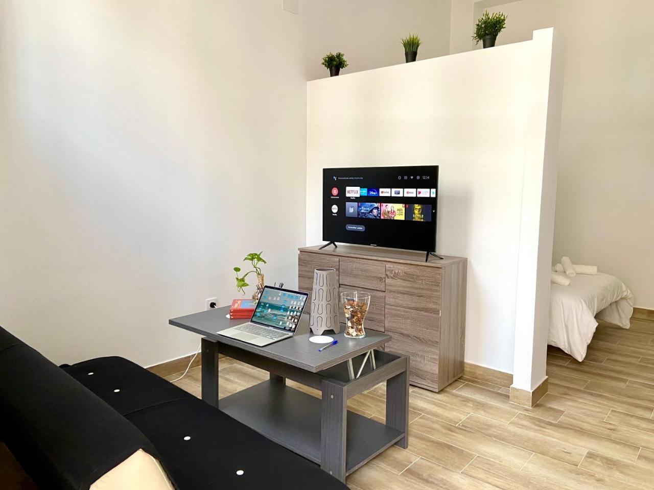 Apartamentos Cruz Roja B — 4-Star Luxury Hotel in Sevilla, Spain