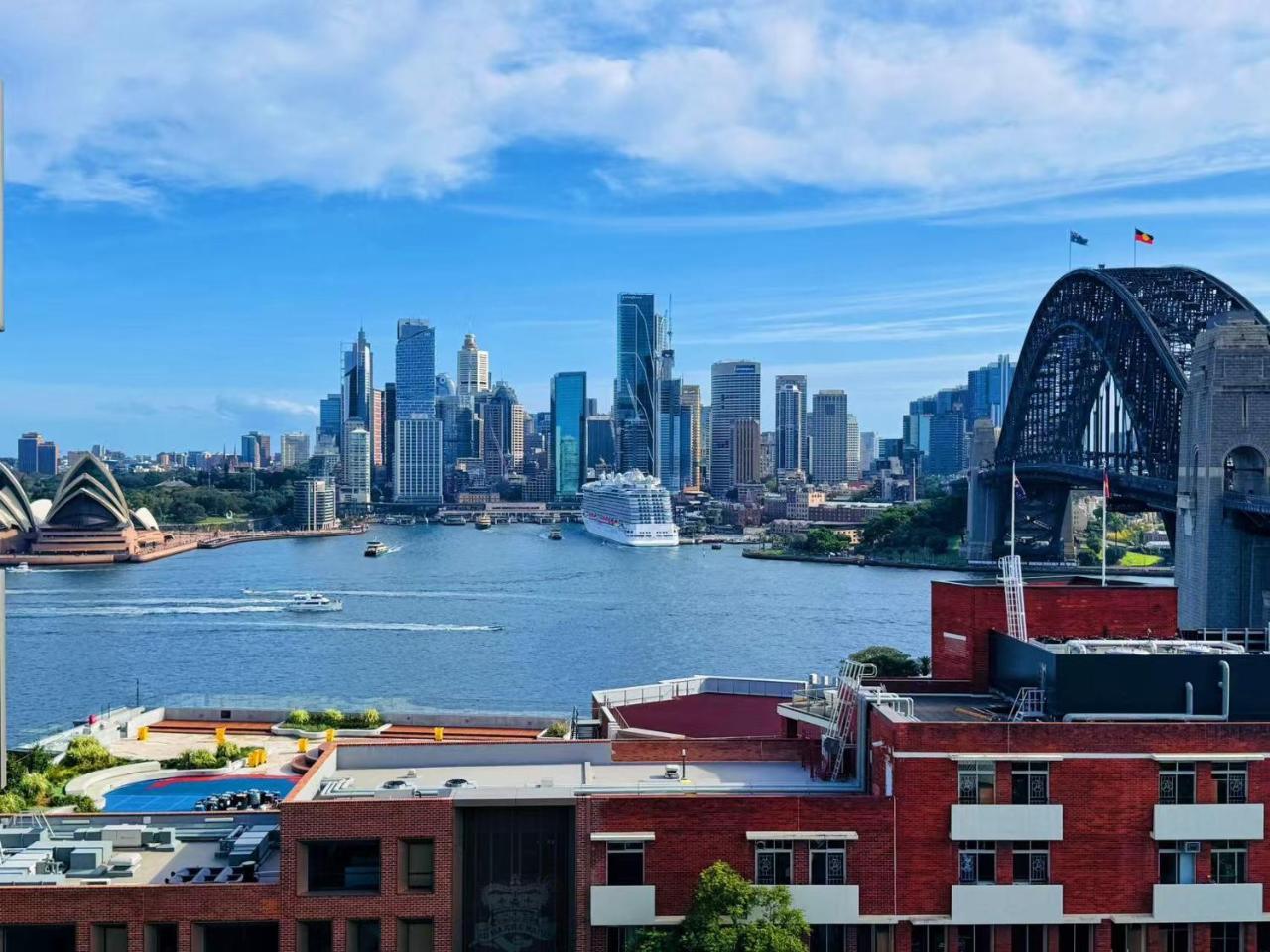 Sydney Harbour And CBD View Penthouse with Free Parking — 4-Star Luxury Hotel in Sydney, Australia