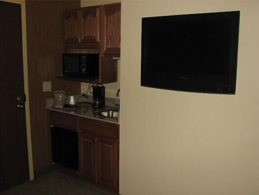Randolph Inn and Suites - photo 14
