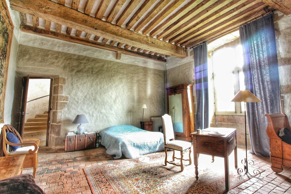 Chateau de Bourgon - carbon neutral hotel in Montsurs