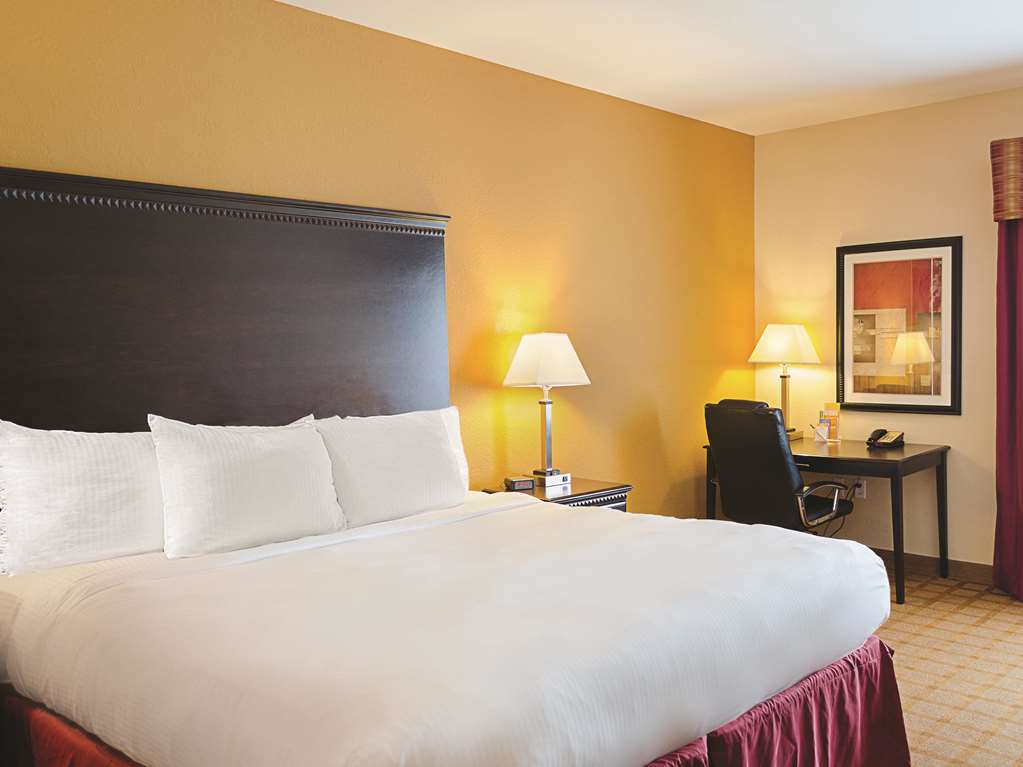 La Quinta Inn & Suites by Wyndham Mobile Satsuma Saraland - photo 14