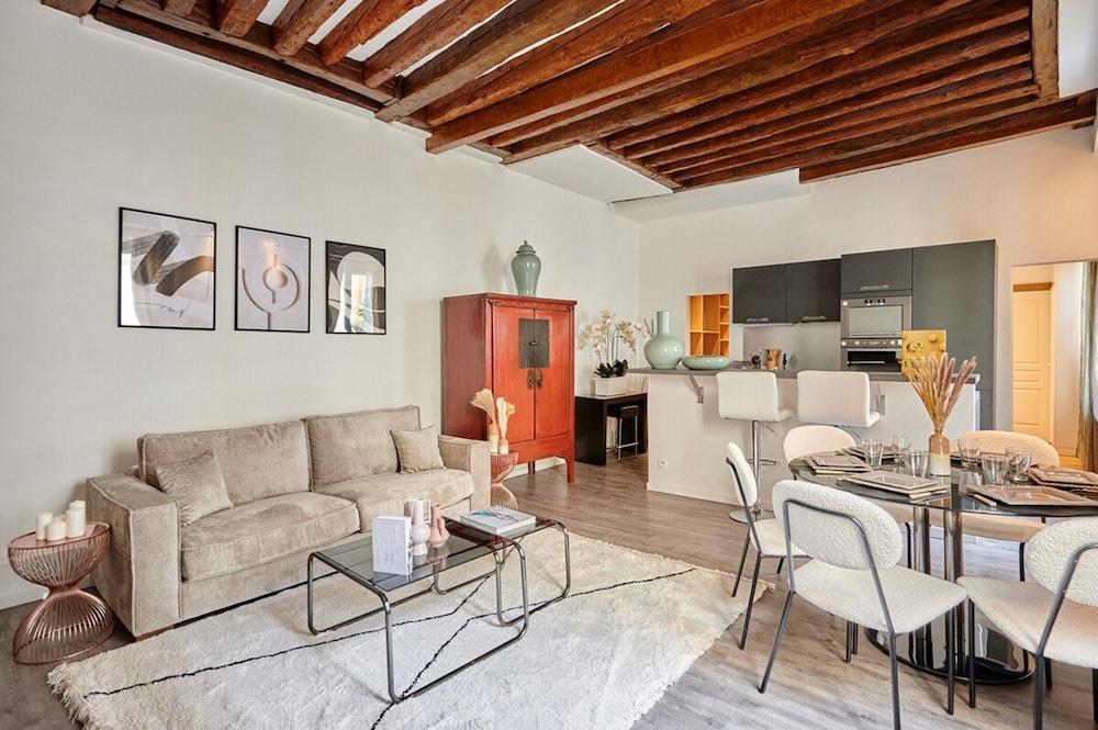 Superb Parisian Apartment Center of Paris — 4-Star Luxury Hotel in Paris, France