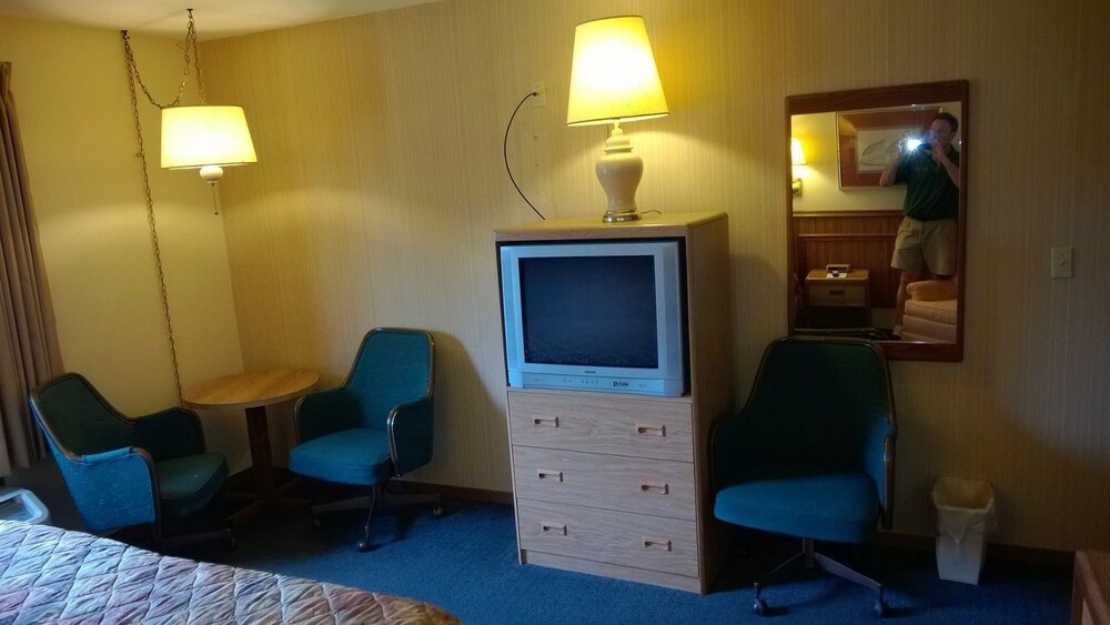 The Travelers Inn - photo 8