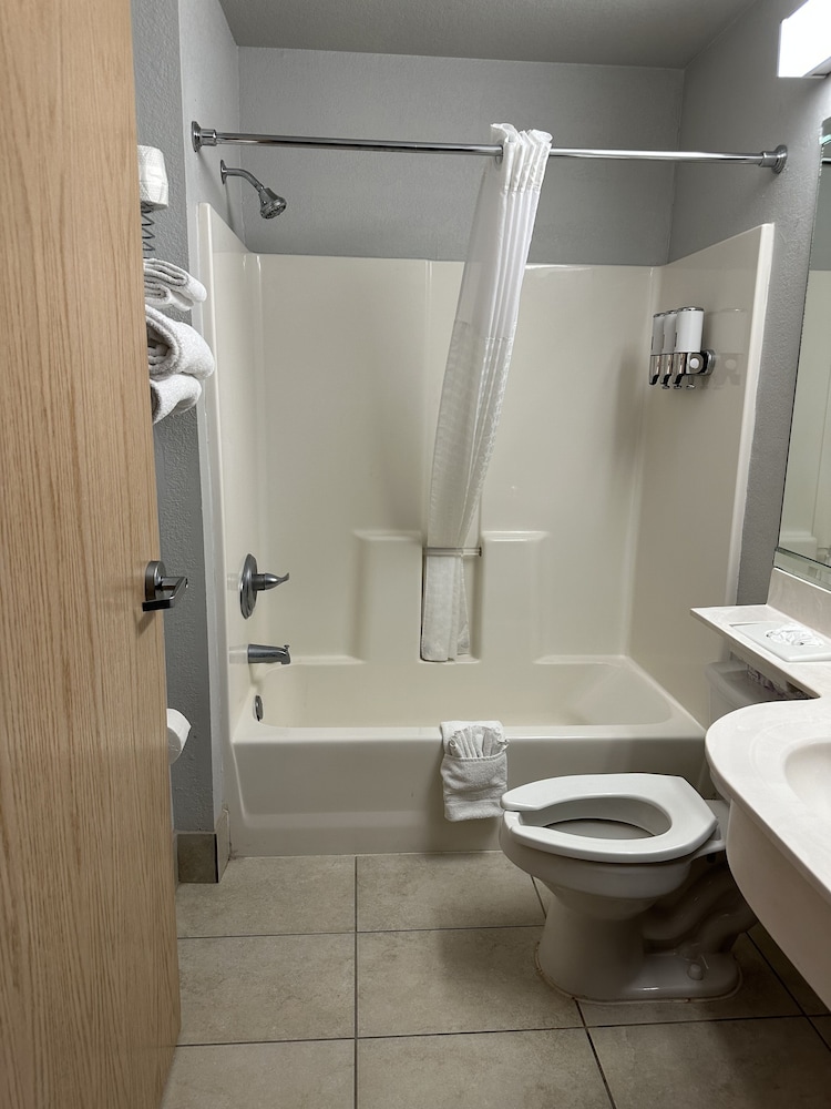 Sugar Creek Inn & Suites - photo 7