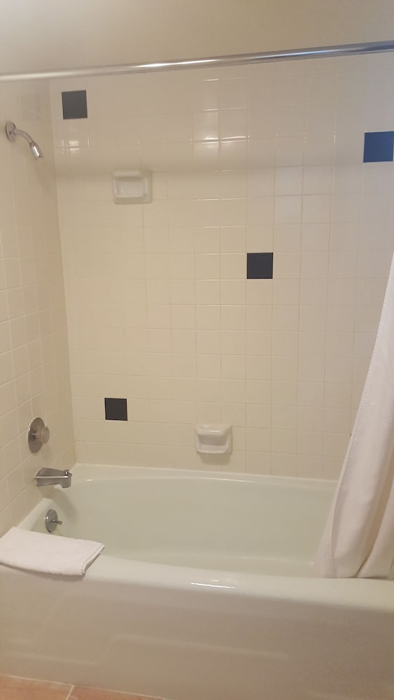Oyster Bay Inn & Suites - photo 16