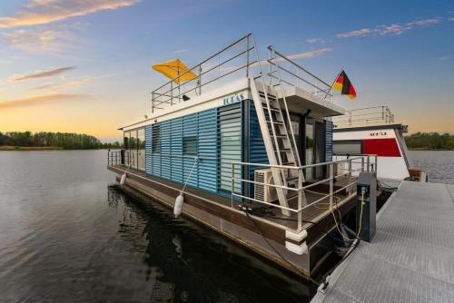 Hausboot Topas - carbon neutral hotel in Zehdenick