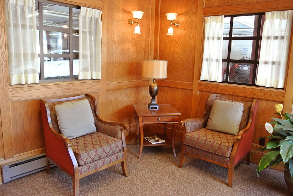 Cow Hollow Inn & Suites - photo 4