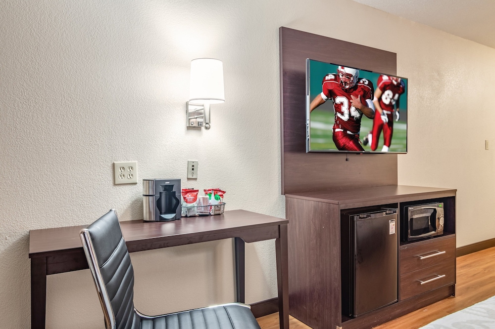 Red Roof Inn PLUS & Suites Atlanta Airport South - photo 4