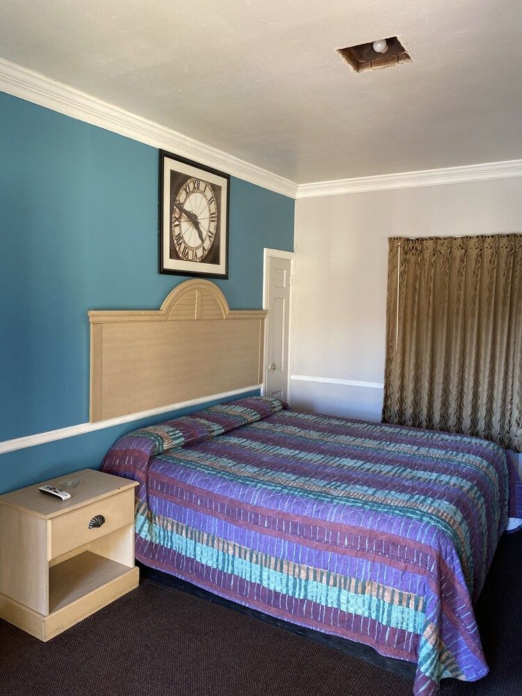 Colonial Manor Motel - photo 11
