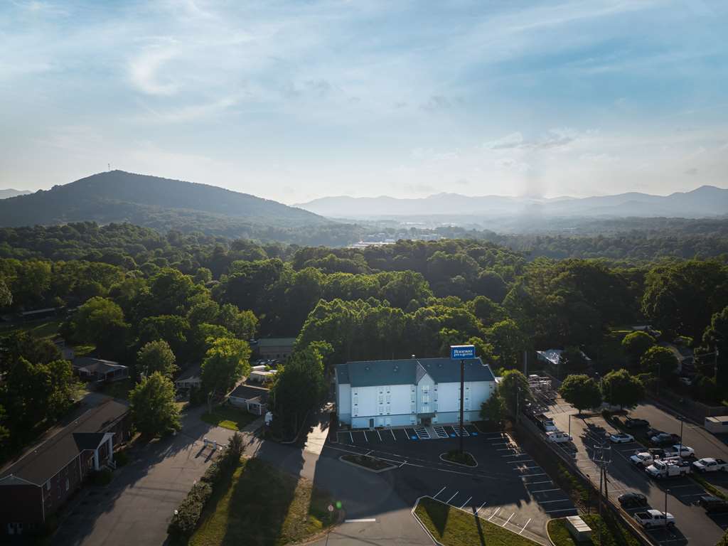 Rodeway Inn & Suites near Outlet Mall Asheville - photo 2