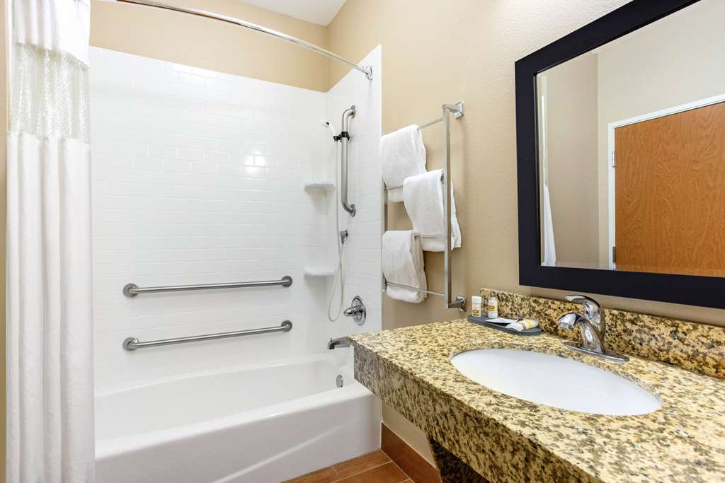 La Quinta Inn & Suites Indianapolis Airport West - photo 17