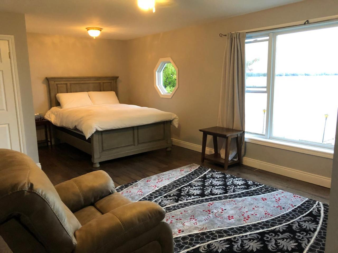 Entire Waterfront Cottage in Carrying Place — 4-Star Luxury Hotel in Quinte West, Canada