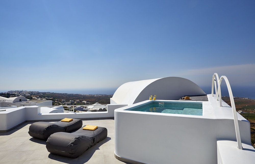 Aperanto Suites in Oia, Greece