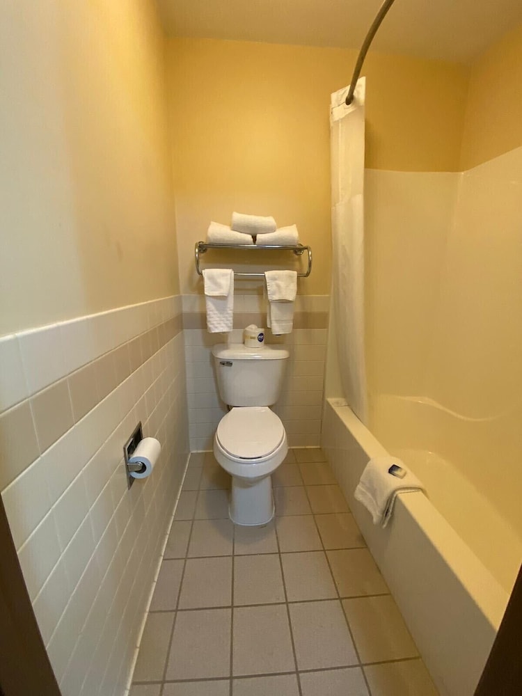 American Inn and Suites - photo 25