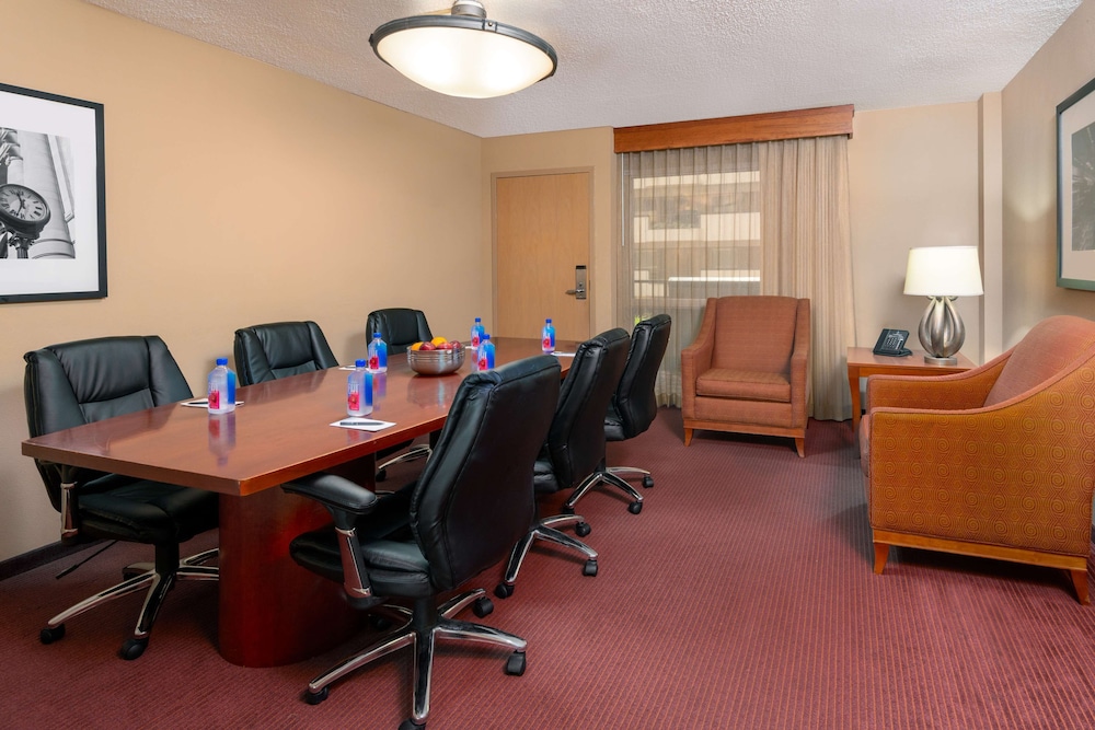 Embassy Suites by Hilton Kansas City International Airport - photo 16