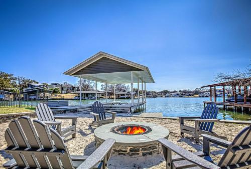Lakefront Family Home for 12 w Picturesque Views & Patio — 4-Star Luxury Hotel in Granite Shoals, United States