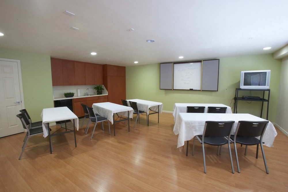 Premier Inns Tolleson - photo 32